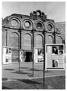 Ruinen des Anhalter Bahnhofs, davor im Freien Ausstellungstafeln