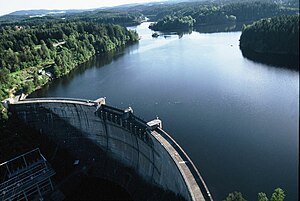 Luftaufnahme der Staumauer; links unten im Bild das Umspannwerk, welches über dem Krafthaus liegt