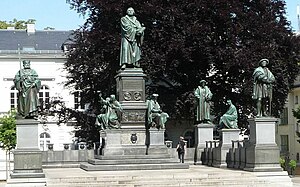 Reformationsdenkmal in Worms, 1868. Konventionelle Denkmalanlage mit statuarischer Figurenanordnung.[34]