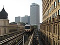 Tren mendekati stasiun LRT Masjid Jamek dari stasiun LRT Bandaraya.