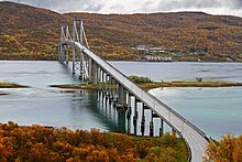 Foto einer Brücke, die über ein Gewässer führt