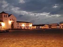 Zentraler Platz mit Kirche in Villa de Leyva