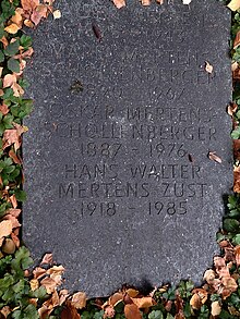 Walter Mertens (1885–1943) Gartenarchitekt, Oskar Mertens-Schollenberger (1887–1976) Gartenarchitekt, Hans Walter Mertens-Züst (1918–1985). Grab, Friedhof Enzenbühl, Zürich