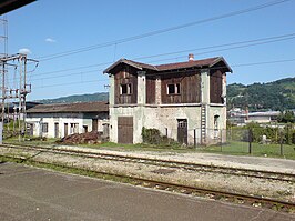 Een spoorwegstation in Zavidovići, Bosnië en Herzegovina (foto: jul 2007).