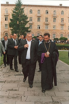 Andranik Margarian (middenlinks) met bisschop Sebouh Chouldjian