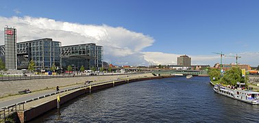 Spree dengan Berlin Hauptbahnhof di sebelah kiri