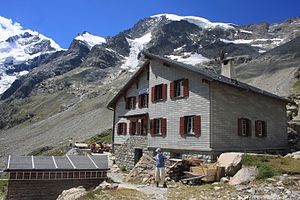 Ostseite der Bovalhütte mit Blick zum Piz Morteratsch.