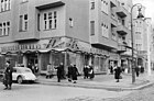 Der erste Selbstbedienungsladen (Ost-)Berlins, rechts der Eingang zum Kino