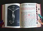 Missale Romanum von 1962 mit Kruzifix-Darstellung.