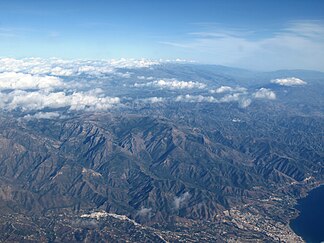 Sierra de Almijara mit der Sierra Nevada (Spanien) im Hintergrund