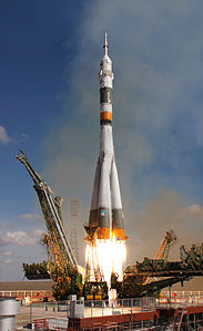 Uluslararası Uzay İstasyonu'na gidiş-dönüş yolculuğu için gerçekleştirilen Soyuz uzay görevi Soyuz TMA-13'nun uzay aracı, 12 Ekim 2008 saat 07.01 (GMT)'de Baykonur Uzay Üssü'nün Gagarinski Start rampasından Soyuz-FG roketi ile fırlatıldı. 8 Nisan 2009 saat 02.55'te Uluslararası Uzay İstasyonu'ndan ayrıldı ve saat 06.24'te yörüngeden çıkıp saat 07.16'te indi. TMA-13 Soyuz'un 100. insanlı uzay uçuş programı oldu. (Üreten: Bill Ingalls, NASA)
