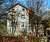 Kasteel van Stockem (bergfried, kasteelpoort van het kasteel Stockem en het geheel van de gebouwen en haar omgeving)