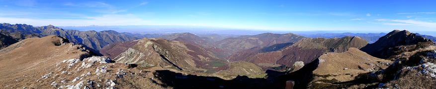 Vista verso nord-est, a destra il Monte Antoroto