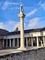 Malsäule von Paul Horn mit Skulptur von Maya Graber