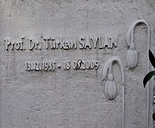 Türkan Saylan'ın Zincirlikuyu Mezarlığı'nda bulunan mezarı, İstanbul