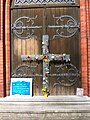 Karfreitag 2020. Kreuz an der südlichen Außenseite der Kirche. Diese war geschlossen wegen der Corona-Pandemie.