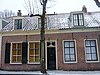 Lage woning met rechte kroonlijst