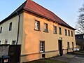 Pfarrhaus, seitliche Einfriedung und Torbogen