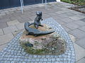 Bronzeskulptur „Fischotter“ vor der Kreissparkasse