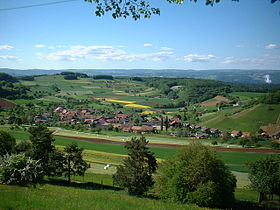 Blick nach Norden auf Mandach, ganz im Hintergrund ist der Schwarzwald zu sehen