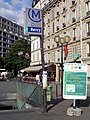 Zugang mit modernem Hinweisschild am Umsteigebahnhof Bercy