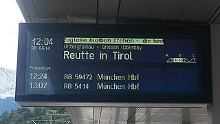 RB auf Zugzielanzeiger im Bahnhof Garmisch-Partenkirchen