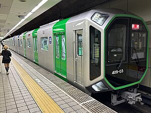Top: 21 series and 30000 series trains on the Midōsuji Line. Bottom: A 400 series train on the Chuo Line.