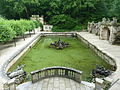 Untere Grotte, hinten links die Eremitage des Markgrafen