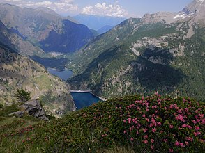 Blick ins Valle Antrona von West nach Ost, mit dem Stausee Campliccioli, dem Lago di Antrona und den Ort Antronapiana