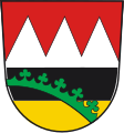 Landkreis Hofheim i.UFr. (–1972) Geteilt; oben in Rot drei gekürzte silberne Spitzen; unten geteilt von Schwarz und Gold, überdeckt mit einem schrägen, gebogenen grünen Rautenkranz.