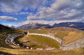 Das Amphitheater in Alba Fucens mit dem Monte Velino (2487 m) im Hintergrund