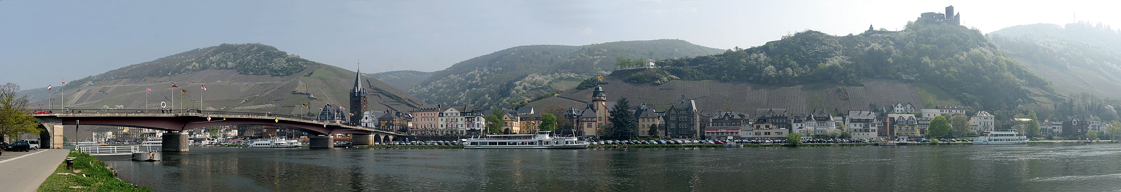 180° panorama Bernkastel z brzegu Mozeli w Kues (po prawej stronie widoczne ruiny zamku Landshut)