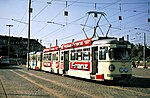 Zesassige gelede tram te Frankfurt met zogenaamde 'bloembakken' die het breedteverschil tussen de ondergrondse perron en de tram moest opvangen.