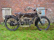 De FN-500cc-viercilinder uit 1913 hoefde niet meer te worden aangefietst; er was een kickstarter aan boord.