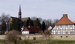 Kirche und Klostergut aus Nordosten