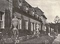 Seitlicher Blick von der Terrasse auf die Gartenfassade