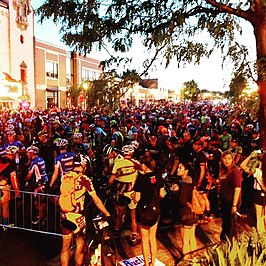 Deelnemers aan Dirty Kanza / Unbound race wachtend op de start bij zonsopgang in Emporia