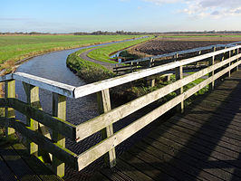 Brug bij de splitsing Molengracht in Zuidergracht en Bovenboersevaart, naar rechts loopt de Bovenboersevaart