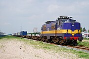 Loc 1255 van ACTS wordt vanaf de ACT-terminal richting de hoofdbaan geduwd als Coevorden2-shuttle.