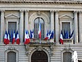 Devlet binasında dalgalanan Fransa bayrakları
