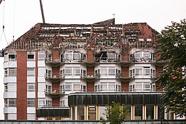 Brandschäden an der Fassade des Hauses 1