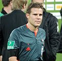 Den tyske FIFA-dommeren Felix Brych i 2009 med svart sørgebind på høyre overarm etter den tyske fotballkeeperen Robert Enkes selvmord.