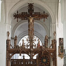 Triumphkreuz, dahinter der Lettner, dahinter der gotische Hochchor