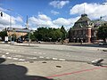 Johannes-Brahms-Platz, rechts die Laeiszhalle, links das Landgericht Hamburg am Sievekingplatz