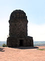 Bismarckturm von der Bergseite und im Gegenlicht