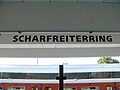 Stationsname an den Bahnsteigdächern