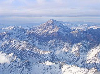 Mendoza eyaletinde bulunan Aconcagua, dünyada Himalayalar’dan sonra en yüksek noktaya sahiptir.[6]
