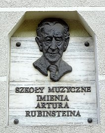 Sculpture commemorating Artur Rubinstein school patroning