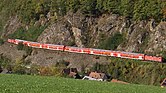 Ein Doppelstockzug von DB Regio bei der Einfahrt ins Höllental