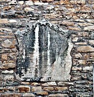 Barocke Bauinschrift an der ehemaligen Schlossmauer